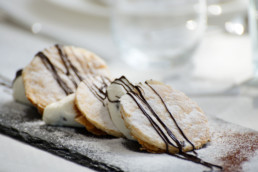 dessert di sfoglia con crema e scaglie di cioccolato - villa la fenice